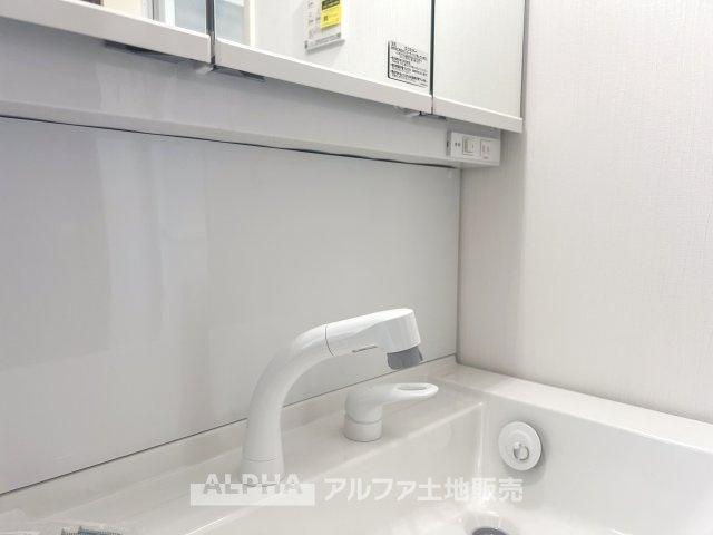 ~日野万願寺~Renovated Homeの独立洗面台|【trifold mirror】
◆三面鏡◆身支度には、歯ブラシ・コップ・化粧品類など様々な小物を使用するので散らかってしまいがち。鏡の裏収納でたっぷり収納して生活感を隠し、スタイリッシュな空間に。