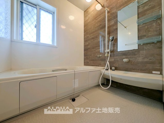 ~日野万願寺~Renovated Homeの浴室|【Bathroom】
◆浴室換気乾燥機付きUB◆雨に日でも洗濯物が乾かせ、同時に室内を乾燥させる為、カビ、汚れの発生を抑えます。暖房機機能があり冬場は入浴前に暖め可能でとても重宝します。