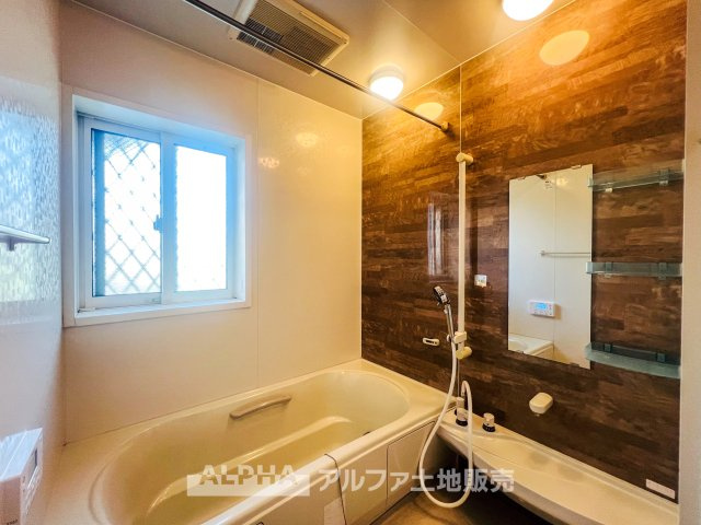 ~日野万願寺~Renovated Homeの浴室|【Bathroom】
◆浴室換気乾燥機付きUB◆雨に日でも洗濯物が乾かせ、同時に室内を乾燥させる為、カビ、汚れの発生を抑えます。暖房機機能があり冬場は入浴前に暖め可能でとても重宝します。