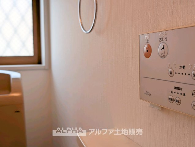 ~日野万願寺~Renovated Homeのトイレ|【Warm water flush toilet】
◆温水洗浄便座付きトイレ◆お掃除も楽々。快適に過ごすためには今や欠かせない設備の一つです。壁掛けリモコンで使いやすくいつでも清潔に保てます。
