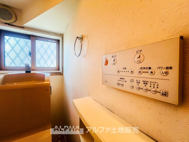 ~日野万願寺~Renovated Homeのトイレ|【Warm water flush toilet】
◆温水洗浄便座付きトイレ◆お掃除も楽々。快適に過ごすためには今や欠かせない設備の一つです。壁掛けリモコンで使いやすくいつでも清潔に保てます。