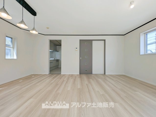 ~日野万願寺~Renovated Homeの居間・リビング|【Going home】
◆帰宅◆リビングルームのドアを開き『ただいま～』と声をかける私。呼応するように『おかえり～』と明るい声で返す家族達。その声が聞える瞬間こそ温もりを感じるとても幸せの時間