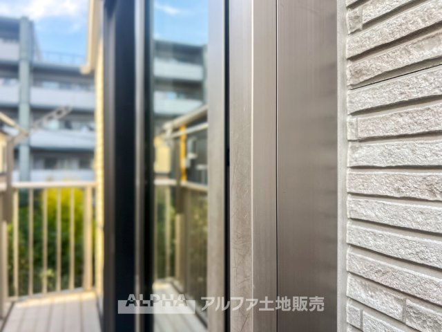 ~日野万願寺~Renovated Homeのバルコニー|【outward appearance】
◆バルコニー◆家から望む空はブルースカイ。隔てるものは何もなく、そこにあるのは青い空と白い雲の景色がこの街の彩りを演出している。