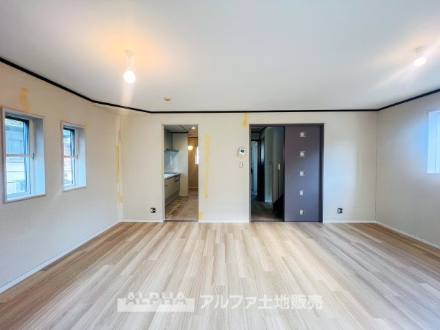 ~日野万願寺~Renovated Homeの居間・リビング|【Go filled with memories】
◆ありったけの◆住空間をよりよくするためには大切な収納スペース。時が経ち思い出がここに詰まっていく。
