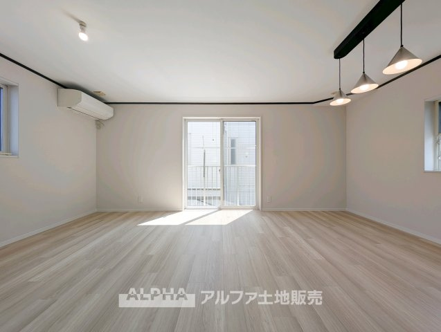~日野万願寺~Renovated Homeの居間・リビング|【Livingroom】
◆爽やかな空間◆窓をあけるとリビングに通り抜ける清々しく心地よい冷涼なそよ風がこの空間を涼しくしてくれる。風通しの良さは人にとっても家にとっても健康的で気持ちいいものです。