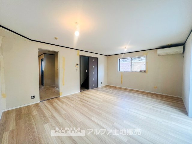 ~日野万願寺~Renovated Homeの居間・リビング|【Livingroom】
◆爽やかな空間◆窓をあけるとリビングに通り抜ける清々しく心地よい冷涼なそよ風がこの空間を涼しくしてくれる。風通しの良さは人にとっても家にとっても健康的で気持ちいいものです。
