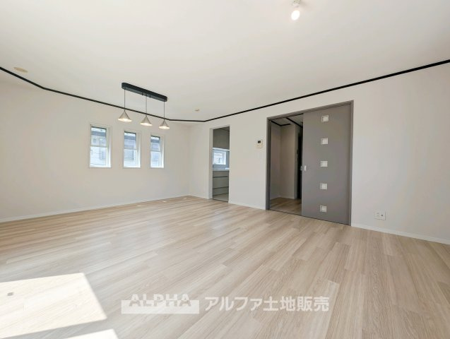 ~日野万願寺~Renovated Homeの居間・リビング|【The situation】
◆シチュエーション◆リビングルームのドアを開くと、窓から飛び込むのは緑と光の風光明媚な景色。僕の目に映るは、ここで家族と会話をワイワイガヤガヤ楽しんでいる様子。