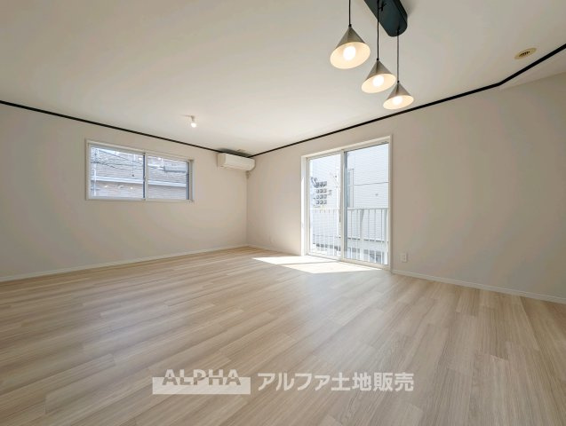 ~日野万願寺~Renovated Homeの居間・リビング|【prospect view】
◆採光◆リビングからは透明に限りなく近い空気と採光が射し込んでくる。それは明るさと解放感溢れゆったりとしたひと時を過ごすことが出来る『light view』