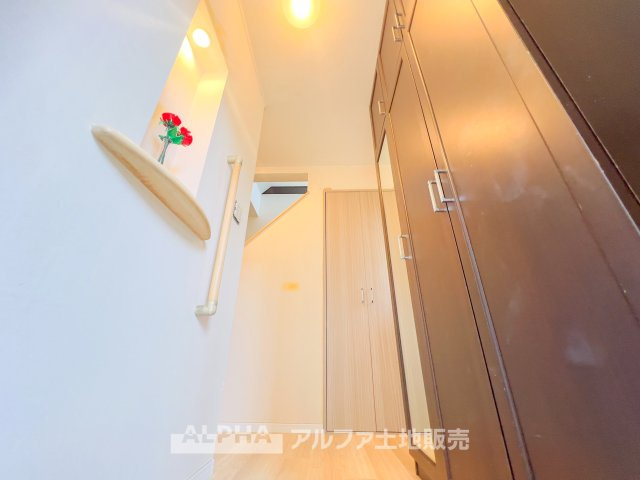 ~日野万願寺~Renovated Homeの玄関|【Shoes cloakroom】
◆シューズクローク◆帰宅し玄関を入ると容量たっぷりなシューズクローク。そこにはお気に入りのチャカブーツやジョンロブのストレートチップを眺める。そんな時間も悪くない。