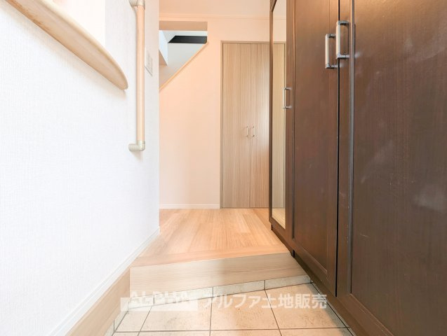 ~日野万願寺~Renovated Homeの玄関|【Shoes cloakroom】
◆シューズクローク◆帰宅し玄関を入ると容量たっぷりなシューズクローク。そこにはお気に入りのチャカブーツやジョンロブのストレートチップを眺める。そんな時間も悪くない。