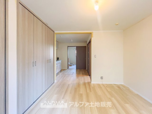 ~日野万願寺~Renovated Homeの居間・リビング|【The situation】
◆シチュエーション◆リビングルームのドアを開くと、窓から飛び込むのは緑と光の風光明媚な景色。僕の目に映るは、ここで家族と会話をワイワイガヤガヤ楽しんでいる様子。