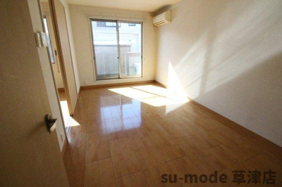 【居間・リビング】 | メゾン栗東 | こちらのリビングで趣味の時間をお楽しみください