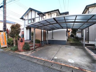 【外観】 | 落ち着いた住宅街に建つ明るく清潔感のある一戸建て。前面道路に面して開放感があり、建物全体の整った外観が印象的です。