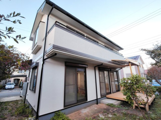 【外観】 | 外観全体がすっきりとした印象の一戸建て。屋根の形状や窓配置もバランス良く、街並みに溶け込む美しいデザインです。