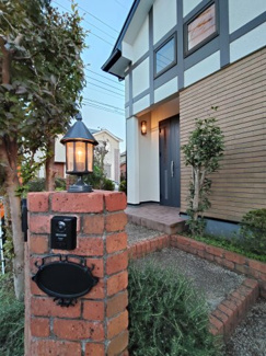 【外観】 | シンプルで美しい外観デザインの一戸建て。外壁や屋根の色合いも落ち着いており、街並みに自然に馴染む建物です。