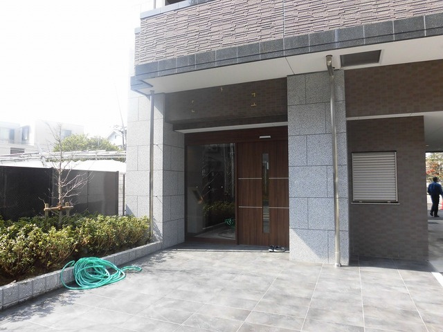 【エントランス】 | 落ちついた外観にマッチしたエントランスです