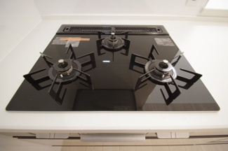 【キッチン】 | 【仲介手数料無料！！】日野市栄町4丁目　新築戸建て（全2棟）1号棟　4780万円 | ガラストップコンロ