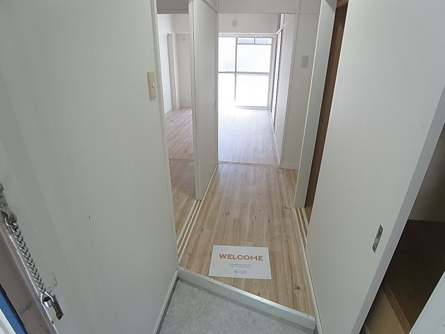 ビレッジハウス鈴蘭台1号棟の玄関|玄関には玄関収納・収納箇所多数ございます