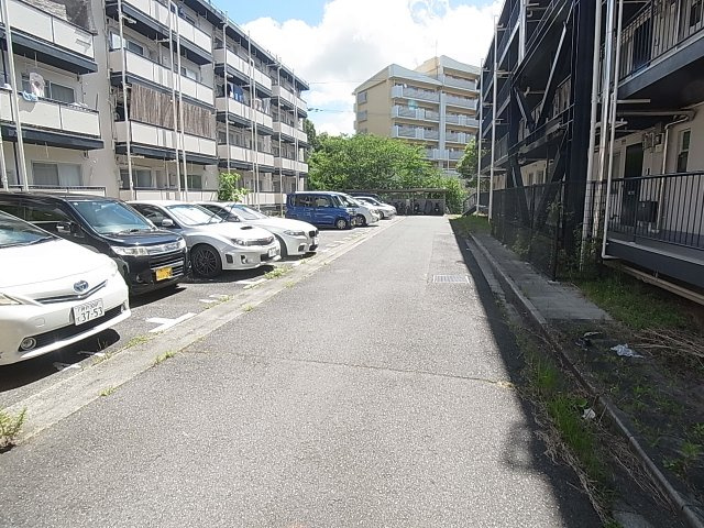 ビレッジハウス鈴蘭台1号棟の駐車場|平面の敷地内駐車場空き有り