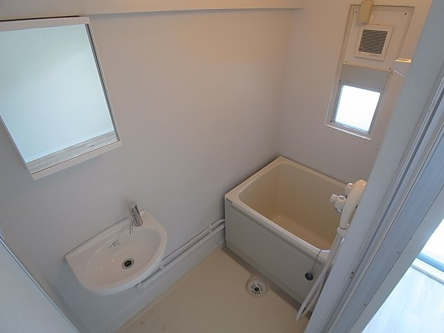 ビレッジハウス鈴蘭台1号棟の浴室|窓付で換気も良好なバスルーム