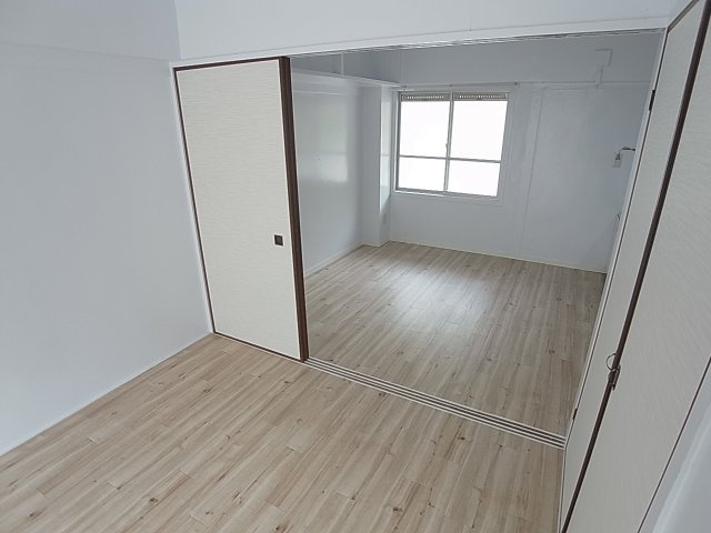 ビレッジハウス鈴蘭台1号棟の居間・リビング|開放感の有る室内