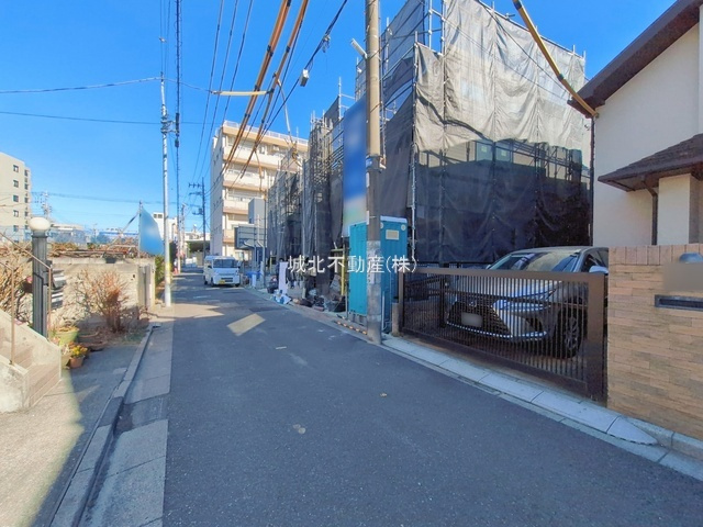 杉並区宮前1丁目 全3棟 2号棟の前面道路含む現地写真