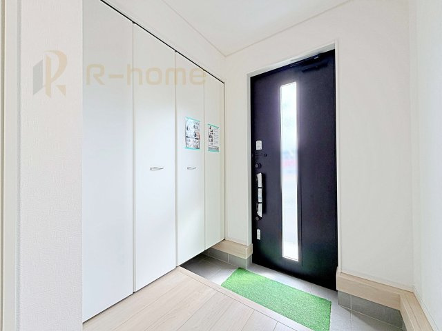 土浦市並木第15　新築戸建て　2号棟の玄関|気持ちよくご家族やゲストを送迎できる穏やかな雰囲気の玄関♪大きな下駄箱で玄関廻りスッキリ♪