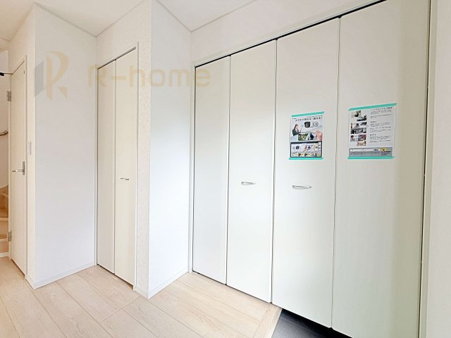 土浦市並木第15　新築戸建て　2号棟の収納|1階にあると便利なホール収納！掃除用具などもスッキリ収納できます♪