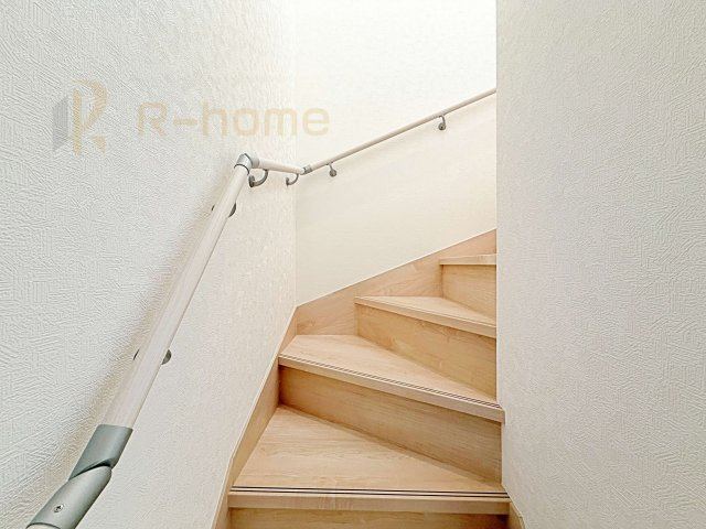 土浦市並木第15　新築戸建て　2号棟の内装|手すりのついた階段！小さなお子様の利用も一安心です♪