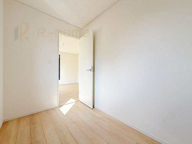 土浦市並木第15　新築戸建て　2号棟のその他|主寝室に3帖のテレワークルーム！作業に集中できる嬉しい空間♪