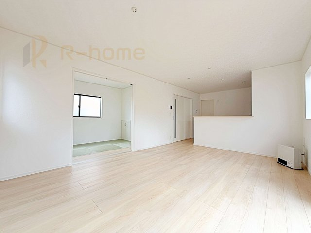 土浦市並木第15　新築戸建て　2号棟の居間・リビング|広くて明るいＬＤＫ♪ ゆったりくつろげるリビングスペースで、ご家族皆様の笑顔が溢れます。