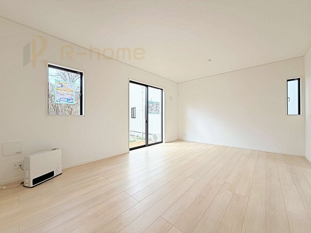 土浦市並木第15　新築戸建て　2号棟の居間・リビング|広々とした余裕のあるリビングです♪大きな窓からは自然光が届きます。