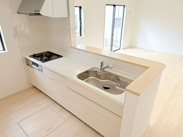 土浦市並木第15　新築戸建て　2号棟のキッチン|料理をしながら家族とコミュニケーションが取れる対面式システムキッチン。