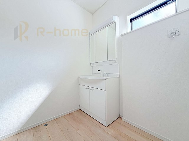 土浦市並木第15　新築戸建て　2号棟の洗面所|清潔感溢れる洗面台は嬉しい三面鏡付き。洗剤や歯ブラシなどもすっきり収納できます♪