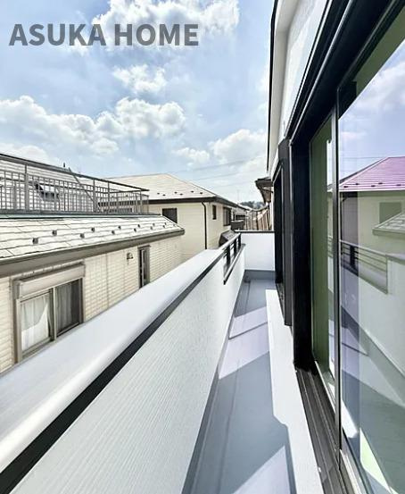 旭区今宿南町 のバルコニー|南側に長く広がるバルコニーは多くの洗濯物も干せる長さが魅力です。