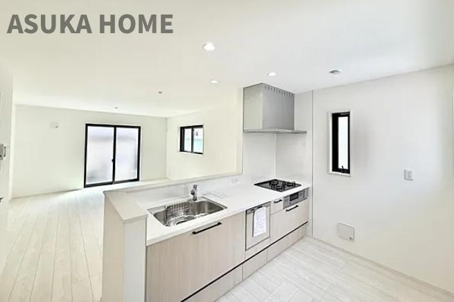 旭区今宿南町 のキッチン|白く清潔感のある床、壁がより新築らしい雰囲気を一層感じられる室内です。