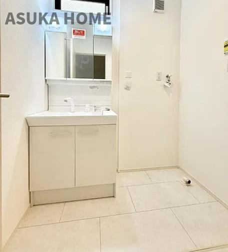 旭区今宿南町 の独立洗面台|一日の始まりの朝、歯磨きをしたりメイクや髪をセットしたり・・・使いやすさが考えられた3面鏡です♪