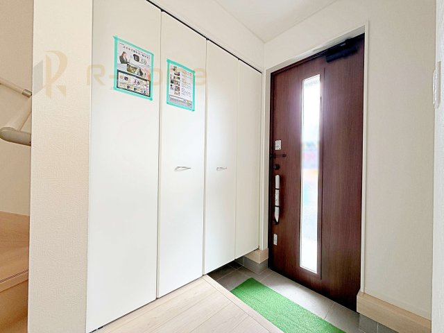 土浦市並木第15　新築戸建て　3号棟の玄関|玄関には便利なシューズインクローゼットを設置。アウトドア用品やベビーカーなどの収納に役立ちますね♪