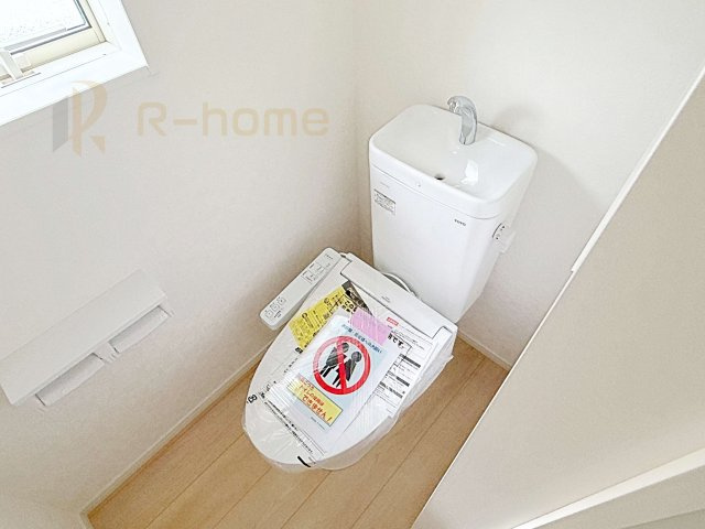 土浦市並木第15　新築戸建て　3号棟のトイレ|温水洗浄便座付きのトイレ。
トイレが２ヵ所設置で朝の忙しい時間でも安心です。
