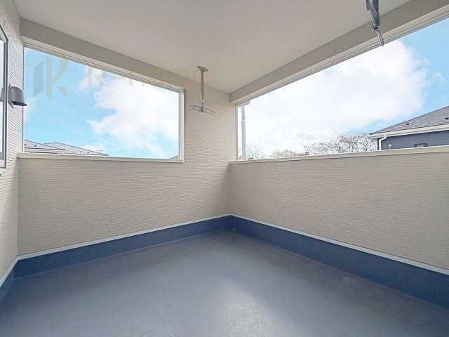 土浦市並木第15　新築戸建て　3号棟のバルコニー|急な雨でも安心のインナーバルコニー♪忙しいご夫婦も大満足♪