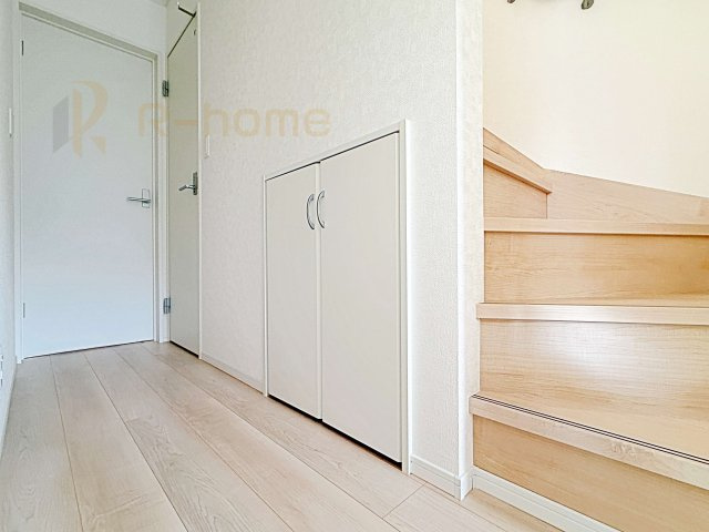 土浦市並木第15　新築戸建て　3号棟の収納|あると便利なホール収納！防災グッズなどの収納にも活用できます♪