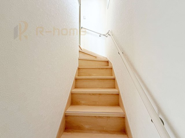 土浦市並木第15　新築戸建て　3号棟の内装|手すりのついた階段！小さなお子様の利用も一安心です♪