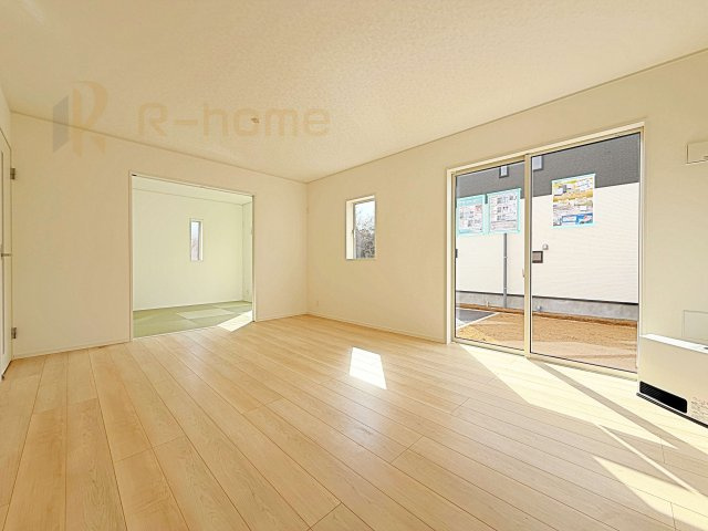 土浦市並木第15　新築戸建て　3号棟の居間・リビング|広くて明るいＬＤＫ♪ ゆったりくつろげるリビングスペースで、ご家族皆様の笑顔が溢れます。