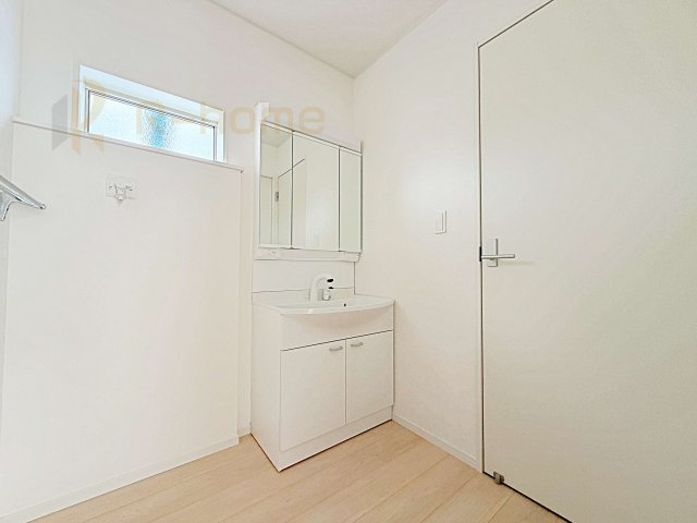 土浦市並木第15　新築戸建て　3号棟の洗面所|清潔感溢れる洗面台は嬉しい三面鏡付き。洗剤や歯ブラシなどもすっきり収納できます♪