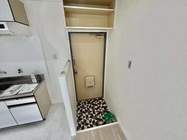 白国弘友ハイツの玄関
