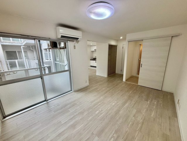 白国弘友ハイツの洋室