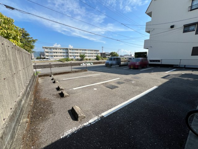 リバーサイド３３の駐車場