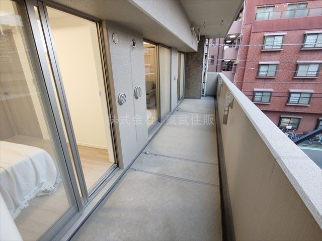 【バルコニー】 | アイディスクエア川越新富町 | 外からの目が気にならないバルコニーで洗濯物が干せます