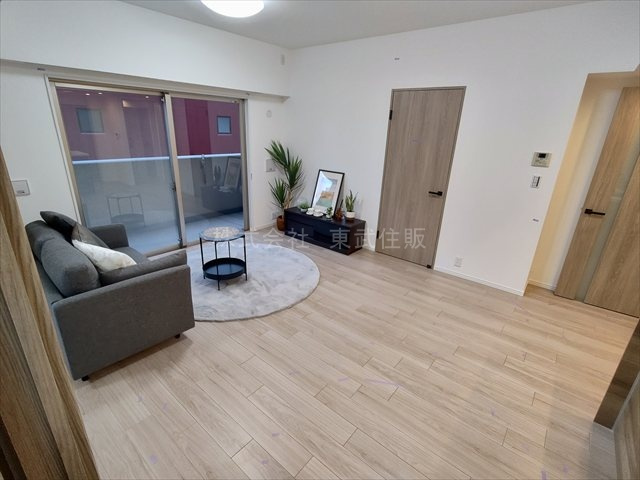 【居間・リビング】 | アイディスクエア川越新富町 | こちらのリビングで趣味の時間をお楽しみください