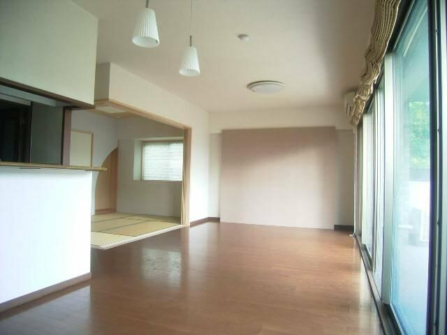 ビ・ウェル吉田町（１０３）の居間・リビング|現況が相違する場合は現況を優… 